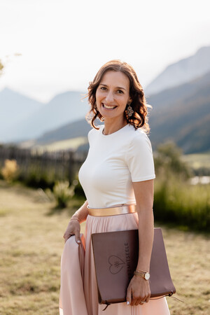 Bild von Sonja Louven während sie lächelnd eine Traurede vorträgt.